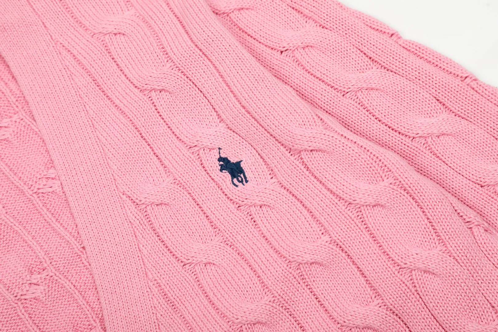 P250 Top quality" Style number: DS113# (not off the shelves all year round) [Ralph Lauren large V-neck solid color pony embroidered logo twist knitted cardigan] ✅Ralph Lauren classic basic versatile goddess style large V-neck knitted cardigan jacket ✅Main supply platform live broadcast Wholesale entities Replenish when out of stock Not off the shelves ✅ZP quality 1:1 version Scan the code to enter the GF website Counter quality ✅Detailed quality is the only one in Guangzhou Imported quality cotton yarn, focusing on high-end, cost-effective, good quality needless to say ✅The version is restored to the original order, the maximum size can be worn up to 160 pounds, loose, comfortable and stress-free ✅The upper body is simple and easy to match, ootd must-have style, good-looking clothes are never picky, a must-have in the goddess' wardrobe. Size: S-XL Color: Black White Gray Light Blue Khaki Pink Yellow Chinese Red Navy Blue White Label Navy Blue Red Label